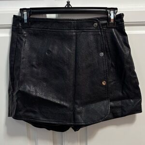 Emory Park Faux Leather Black Side Zip Snap Detail Skort Women’s Size Small